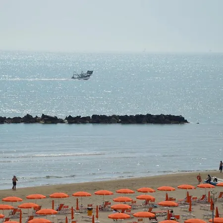 Pineta 32 Bilocale Al Mare Con Servizio Spiaggia Apartamento
